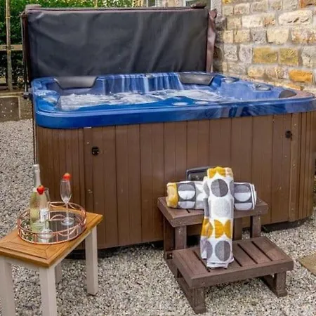 Bees Luxury 5* With Hot Tub Scarborough